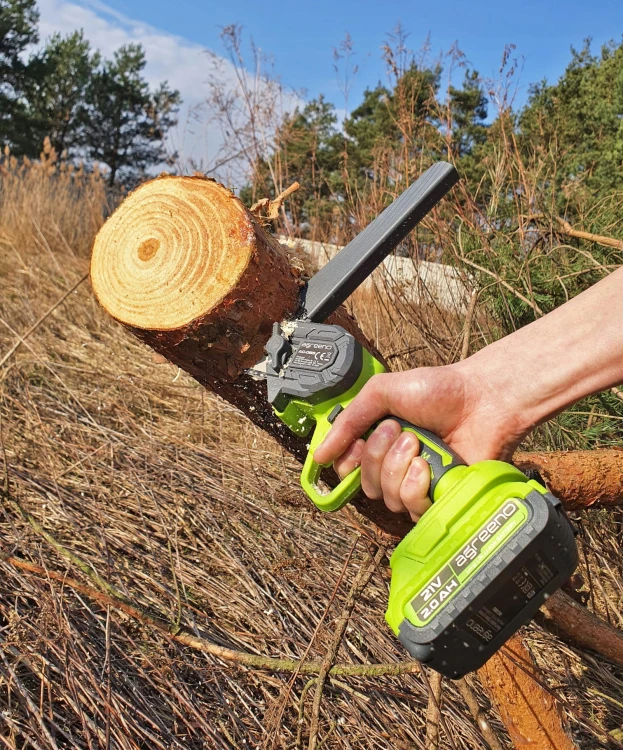 AKUMULATOROWA-PILARKA-PILA-LANCUCHOWA-DO-DRZEWA-2XAKU-WALIZKA-ZESTAW-XXL-Producent-prowadnicy-inny.jpg